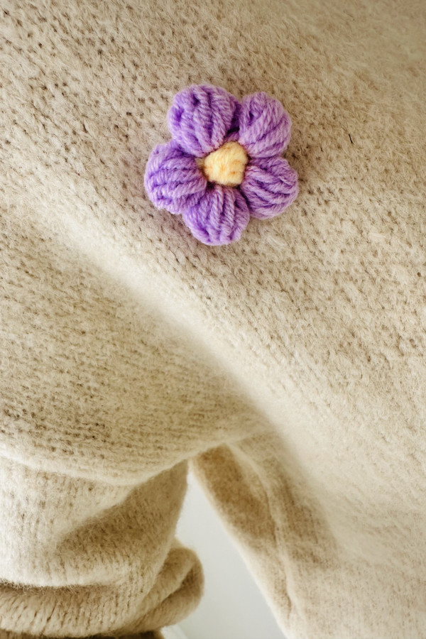 Sweterek z długim rękawem oraz malutką odpinaną broszką MAUREEN - beżowy 1