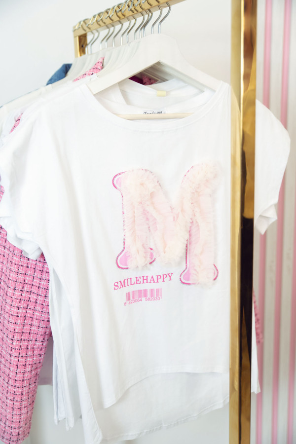 Bluzka z krótkim rękawem i aplikacją w literę M różową wyszytą tiulem SMILE HAPPY - biała
