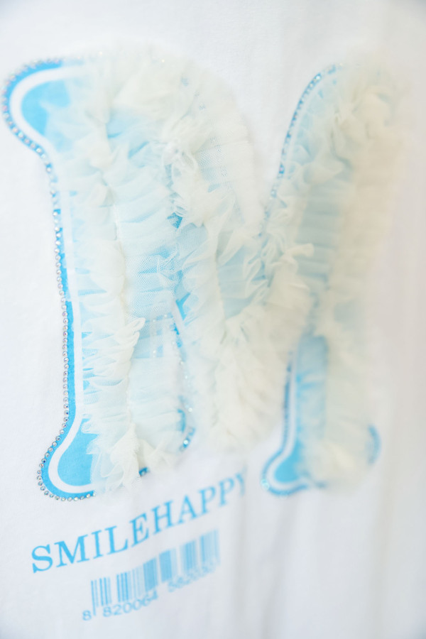 Bluzka z krótkim rękawem i aplikacją w literę M niebieską wyszytą tiulem SMILE HAPPY - biała 2