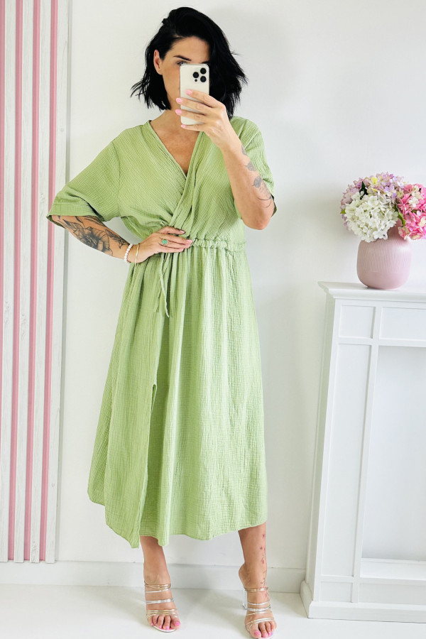 Sukienka muślinowa z krótkim rękawem oraz ściągaczem pod biustem i rozcięciem na dole CASUAL MUSLIN - jasno zielona
